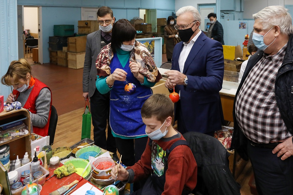 Губернатор пригласил многодетную семью на фабрику игрушек «Бирюсинка»