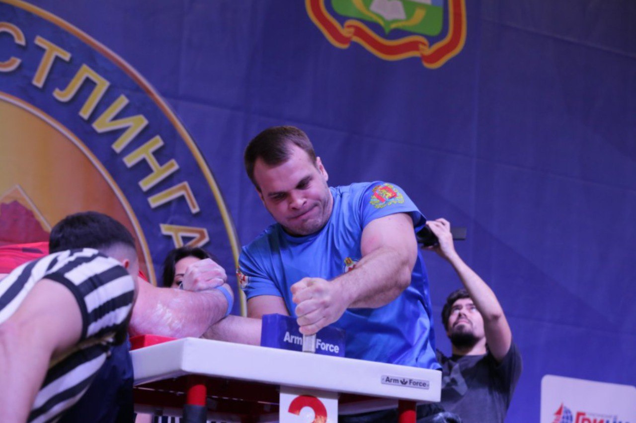 Красноярец Артём Гришин завоевал две медали чемпионата России по армрестлингу