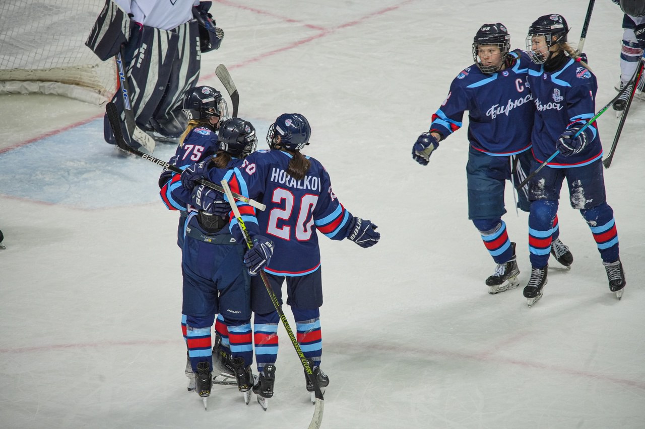 Красноярские хоккеистки снова впереди