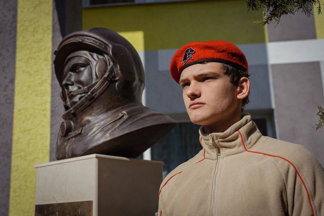 В Мелитополе открыли памятник Герою Советского Союза Юрию Гагарину