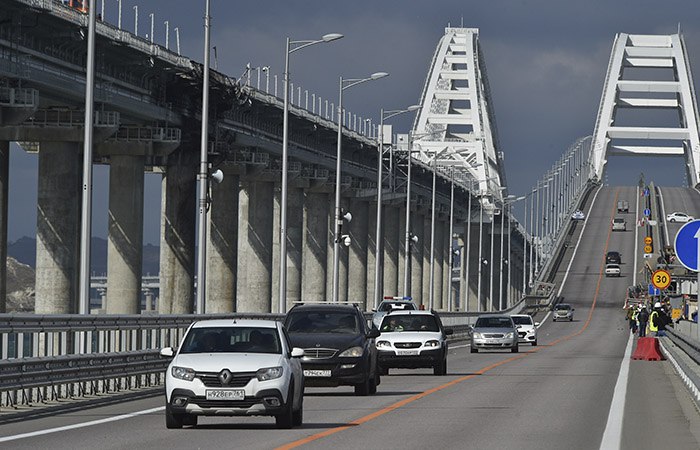 Власти Крыма призвали не пользоваться телефонами на Керченском мосту