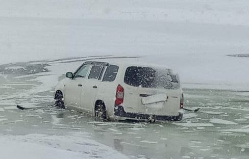 На Красноярском водохранилище под лед ушла машина