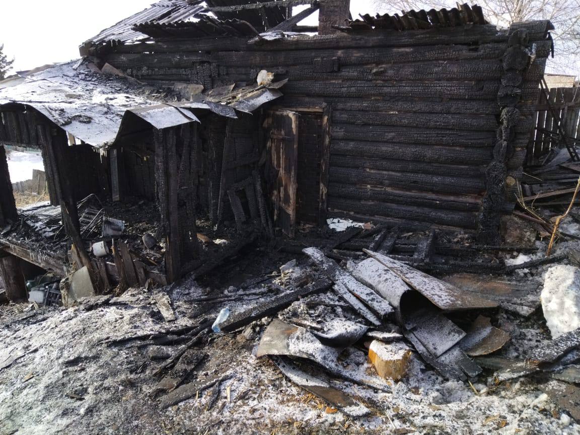 В ночном пожаре в Ачинске погибли два человека