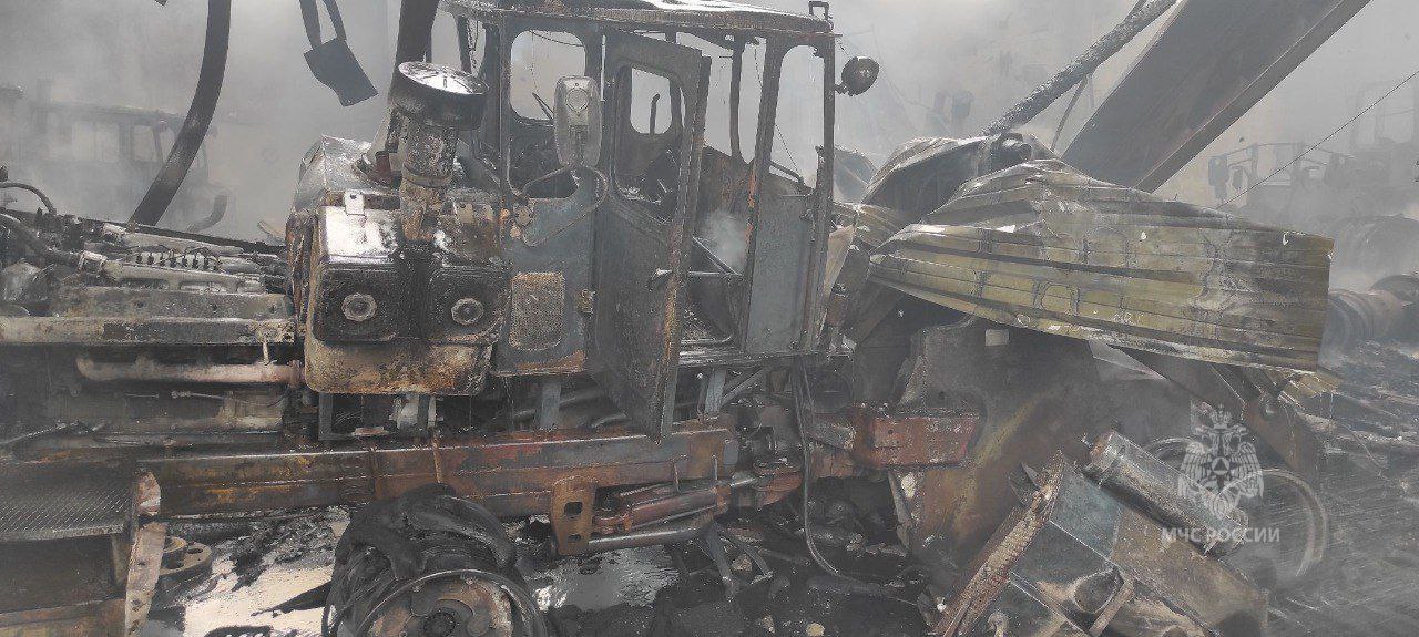 В Назаровском районе рабочие сожгли гаражный бокс, 6 тракторов и 3 экскаватора