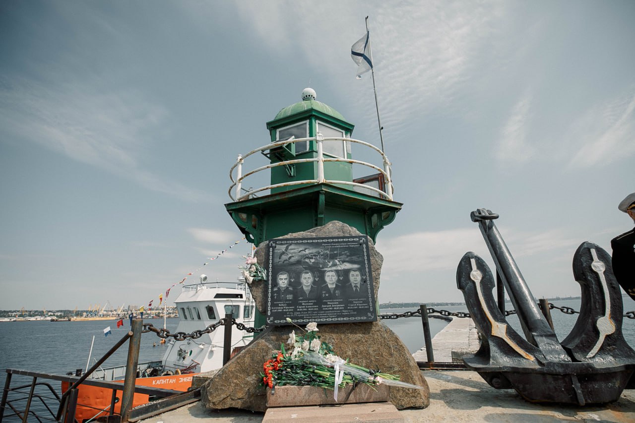 Mariupol port monument