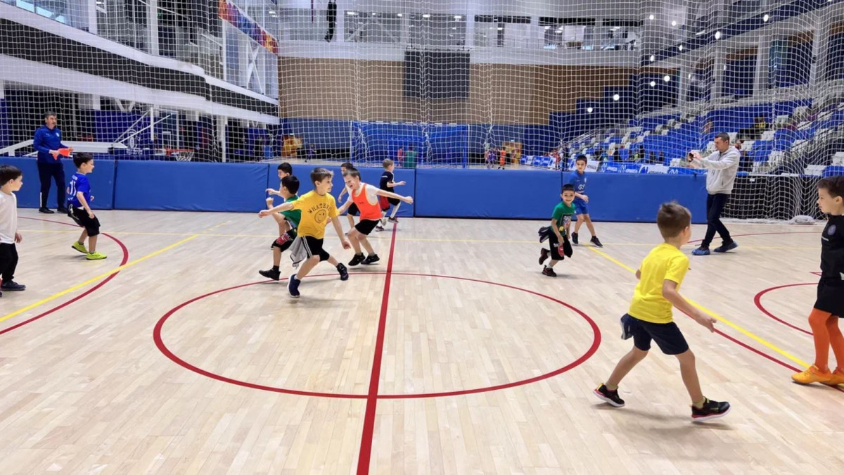 В норильской «Айке» организовали бесплатные занятия для детей по мини-футболу