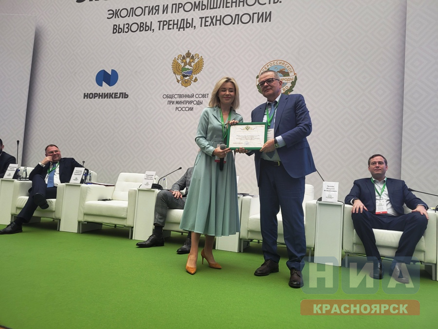 Светлана Радионова вручила награды за спасение белых медведей с Диксона