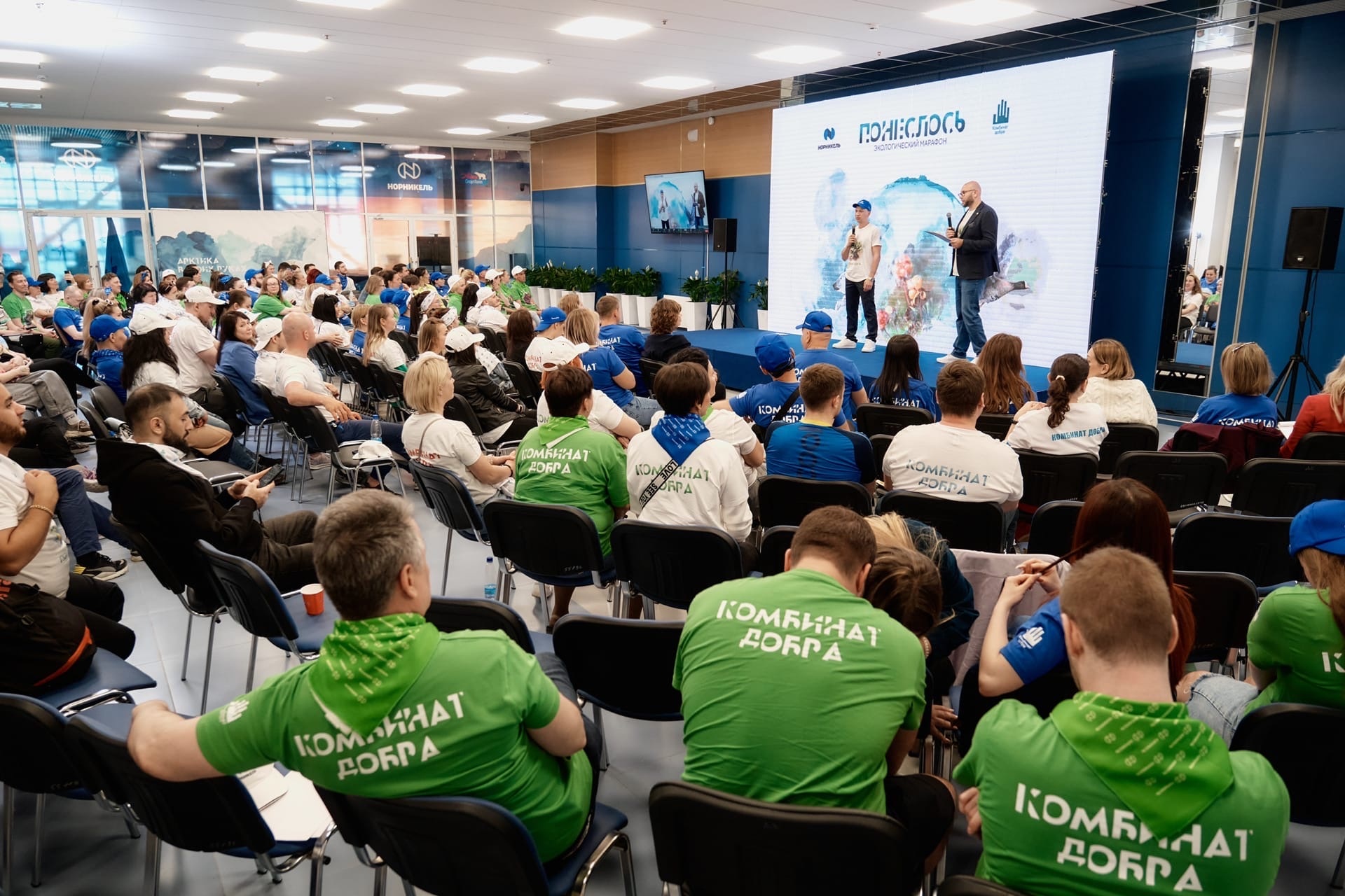 Волонтеры и Алексей Ягудин дали старт экомарафону «Понеслось» в Норильске   