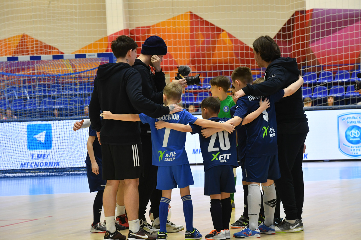 Игроки 2DROTS провели товарищеский матч с юными мини-футболистами Норильска