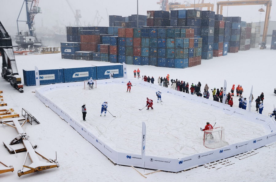Вице-чемпион мира по хоккею Александр Гуськов исполнил первый в мире щелчок по арктическому контейнеровозу «Талнах»