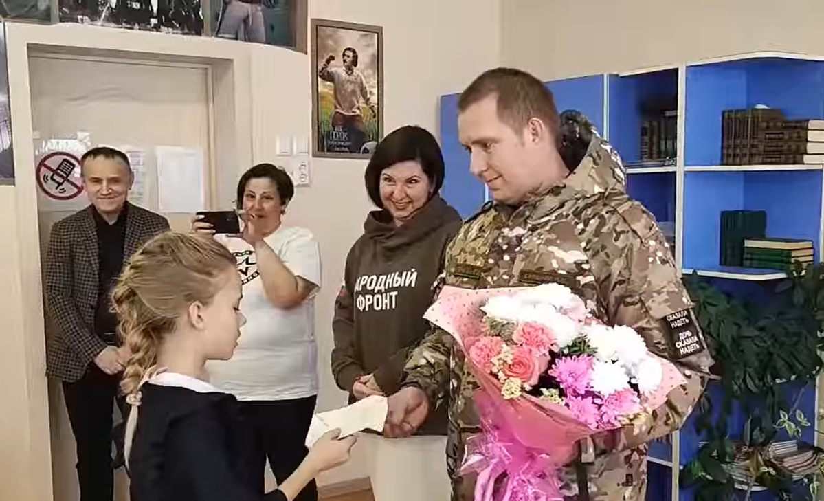 Красноярский боец СВО встретился со школьницей, чье письмо его спасло