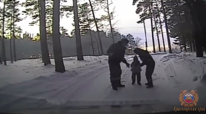 Полицейские нашли на улице замерзающую 4-летнюю девочку