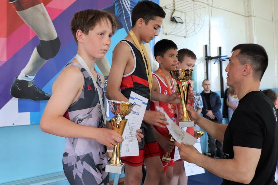 Олимпийский чемпион Роман Власов посетил турнир по греко-римской борьбе среди юношей в Подтесово