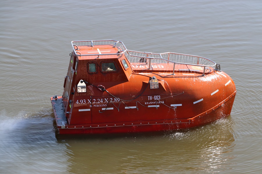Тестирование спасательной шлюпки провели в судоремонтном центре Енисейского пароходства