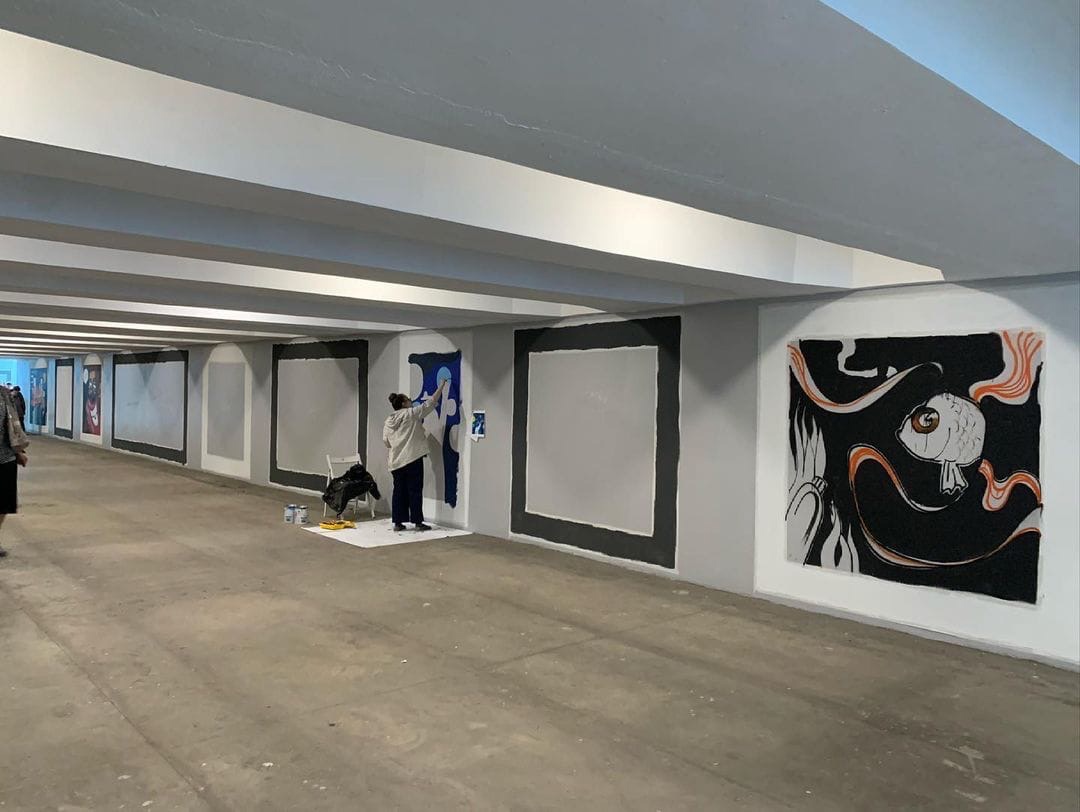 Художники начали расписывать стены в подземном переходе на Белинского