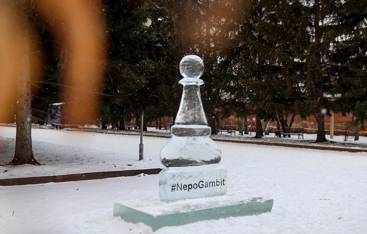Ледяную пешку установили в Центральном парке в поддержку российского гроссмейстера
