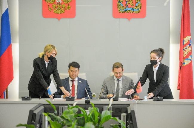 Парламентарии Красноярского края и Горного Алтая подписали Соглашение о сотрудничестве