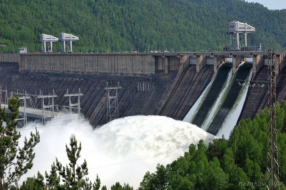 Сброс воды на Красноярской ГЭС растёт