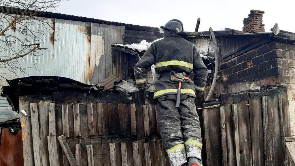 3 человека погибли при пожаре в Ачинске из-за короткого замыкания