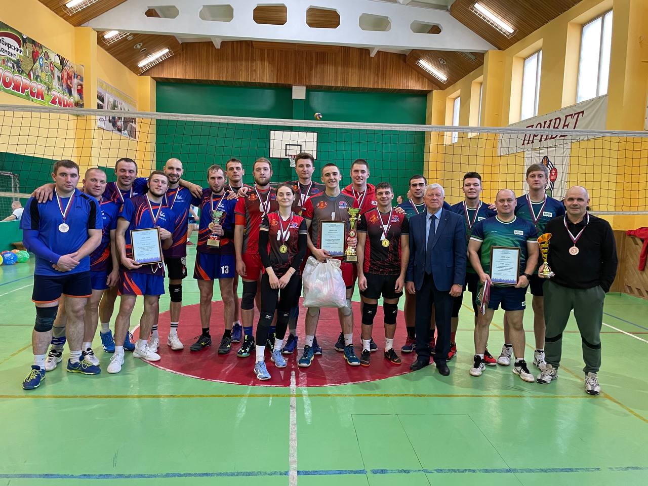 Команды «Красноярского цемента» и комбината «Волна» вошли в тройку лидеров турнира по волейболу среди трудовых коллективов