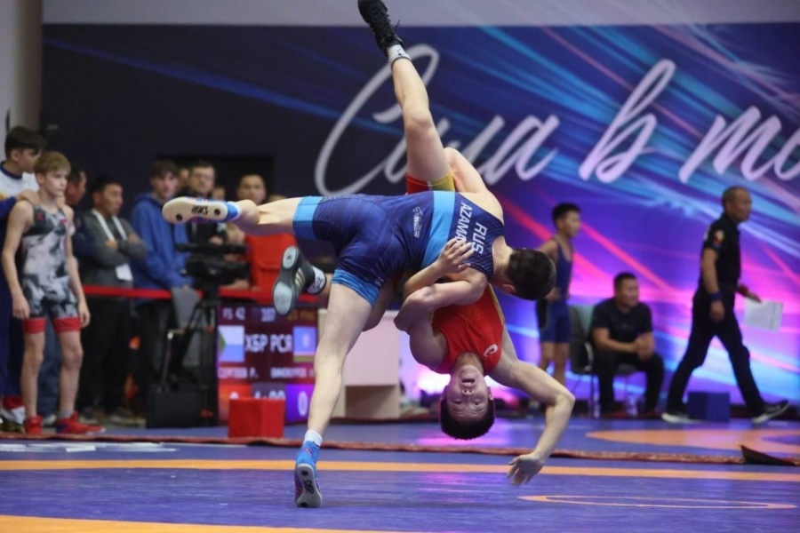 На международном турнире по вольной борьбе в Красноярске больше всего золота взяла сборная Дагестана