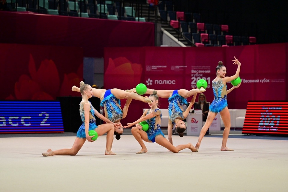 На соревнования в Красноярск приехали гимнастки из 11 стран