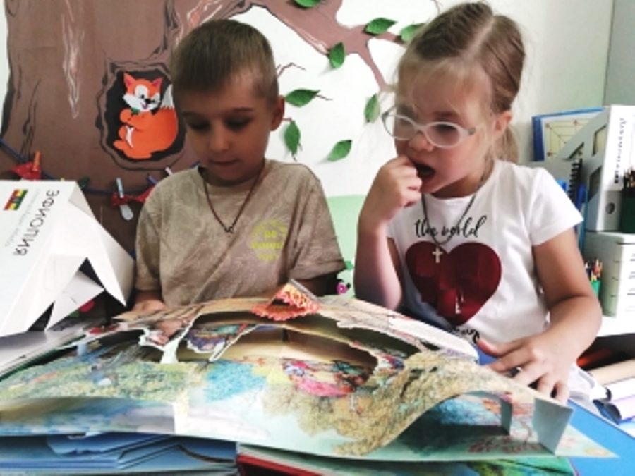 Десять комплектов специальных книг для детей с нарушением зрения подарила компания СУЭК красноярскому детскому саду