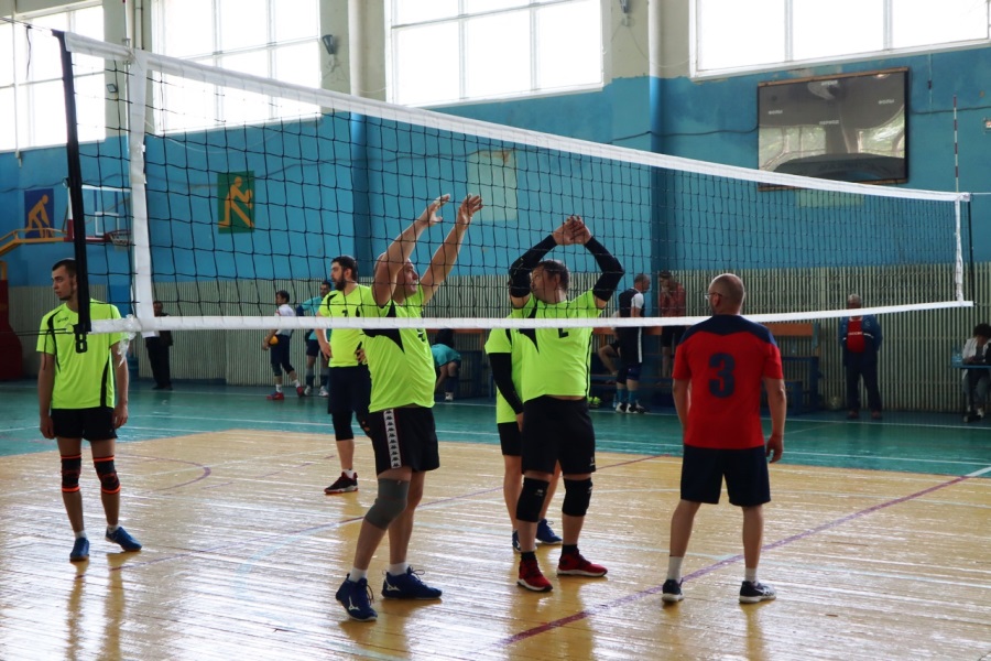 Турнир памяти: волейболисты красноярских предприятий СУЭК провели соревнования памяти Александра Кузнецова