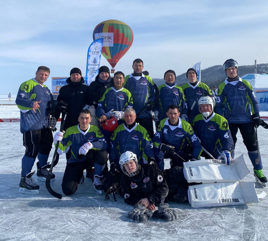 Сотрудники СУЭК сыграли в хоккей на льду Байкала
