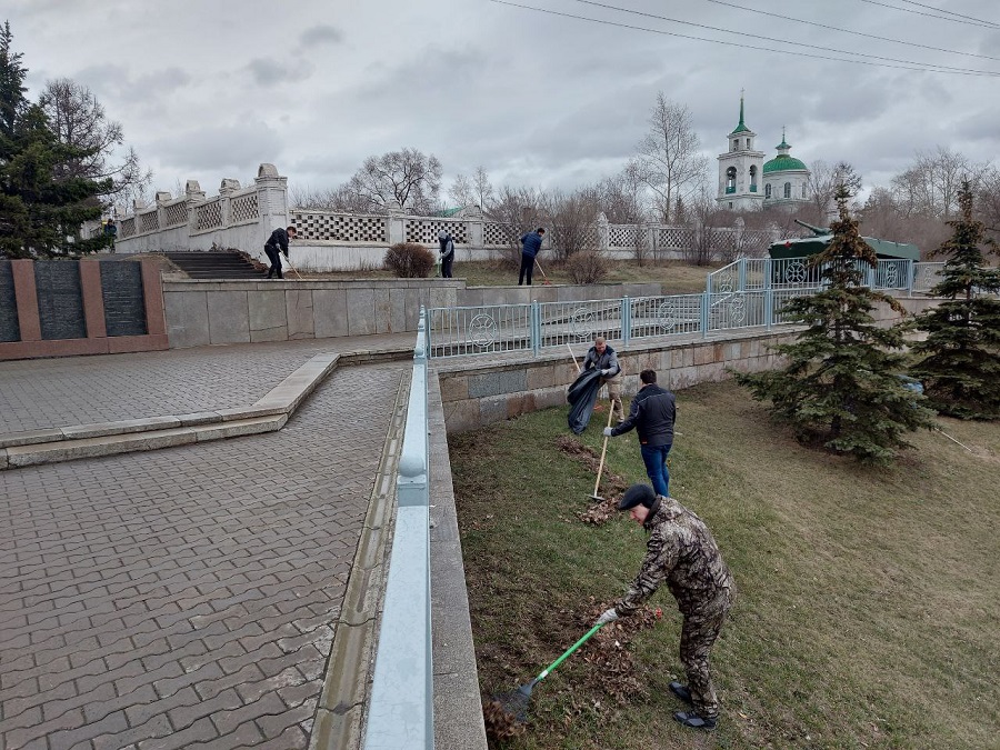 Сотрудники «СУЭК-Красноярск» участвуют в уборке города после зимы