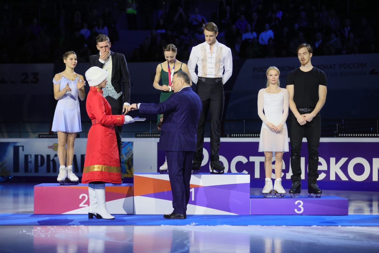 В Красноярске наградили чемпионов-фигуристов